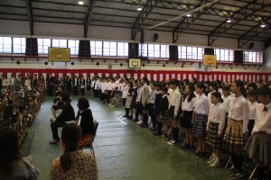 校歌を紹介する小学6年生
